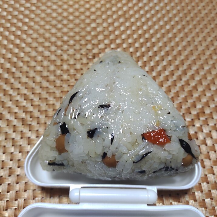 豆ひじきのおにぎり